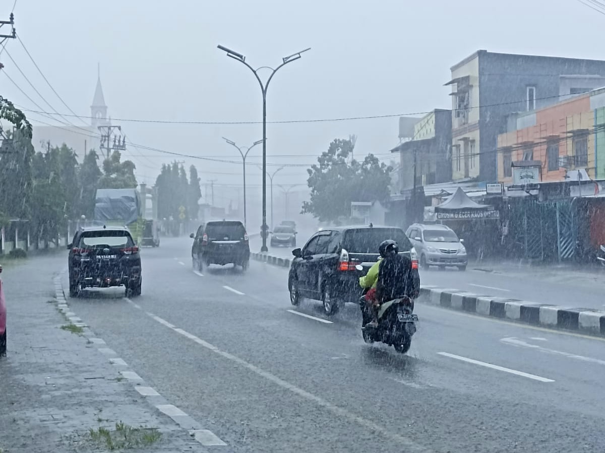 seluruh-timika-diguyur-hujan-banyak-genangan-air