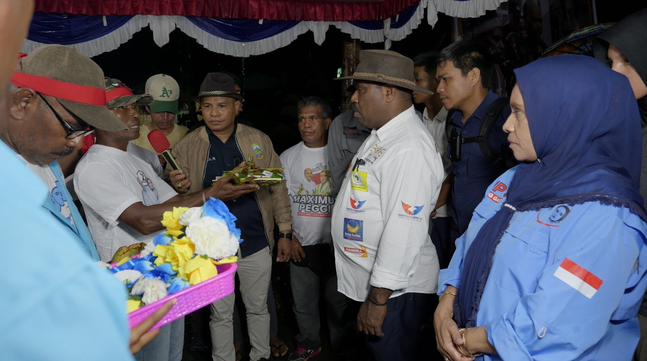 Paslon MP3 saat peresmian Posko Kompleks Wowor di Jalan C. Heatubun, Kwamki. Senin (11/11/2024). Foto: Tim Media MP3