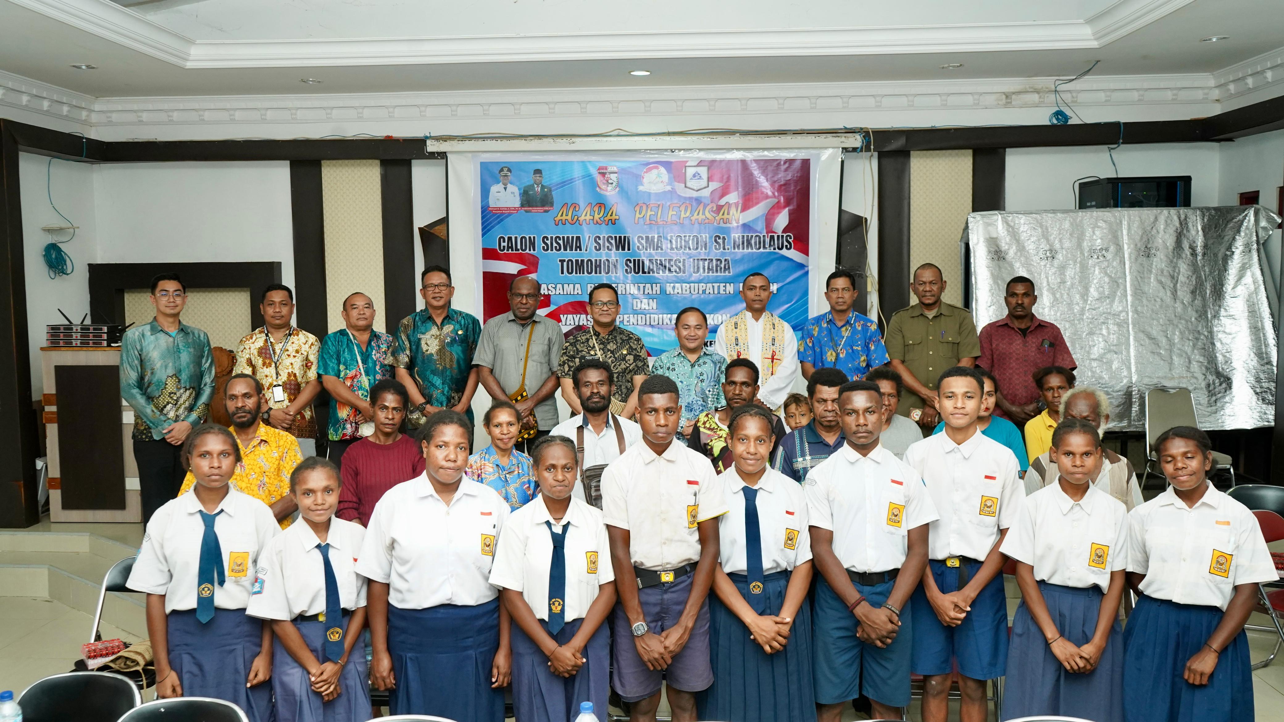 pj-bupati-lepas-10-anak-asli-mappi-penerima-beasiswa-sma-lokon-tomohon
