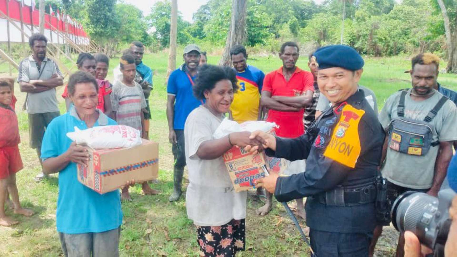 danyon-d-pelopor-satbrimob-papua-bagi-sembako-di-kampung-hasto