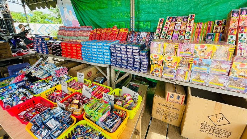 jelang-tahun-baru-penjual-petasan-ramai-di-kota-merauke