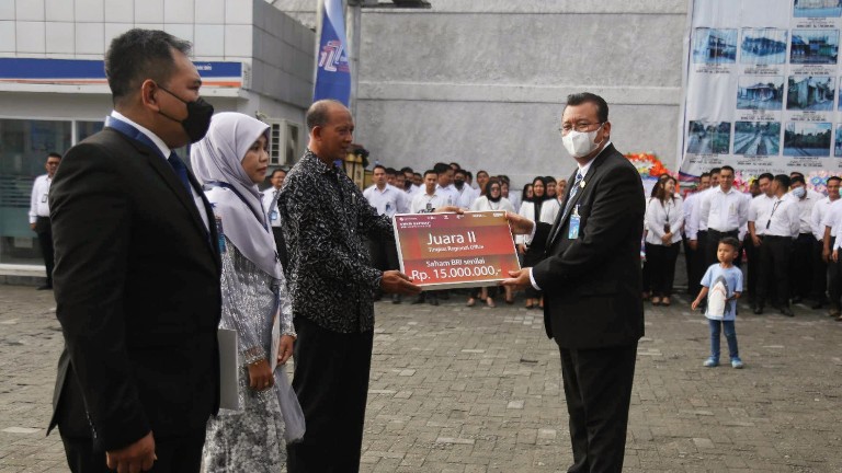 karena-setia-nasabah-bri-timika-ini-dihadiahi-saham-rp15-juta