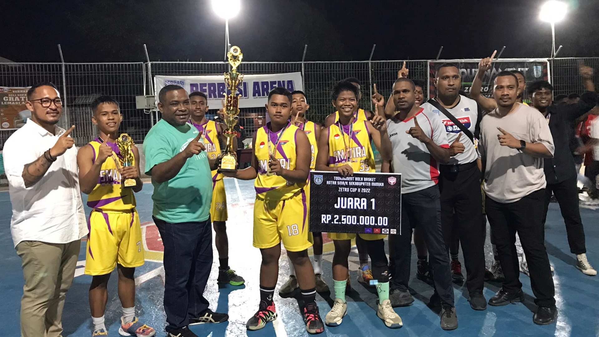 Ketua Perbasi Mimika Cessar Avianto Tunya bersama Tim Basket SMA YPPK Tiga Raja yang menjuarai Zetro Cup II, Minggu (18/12/2022). Foto: Faris/ Papua60detik