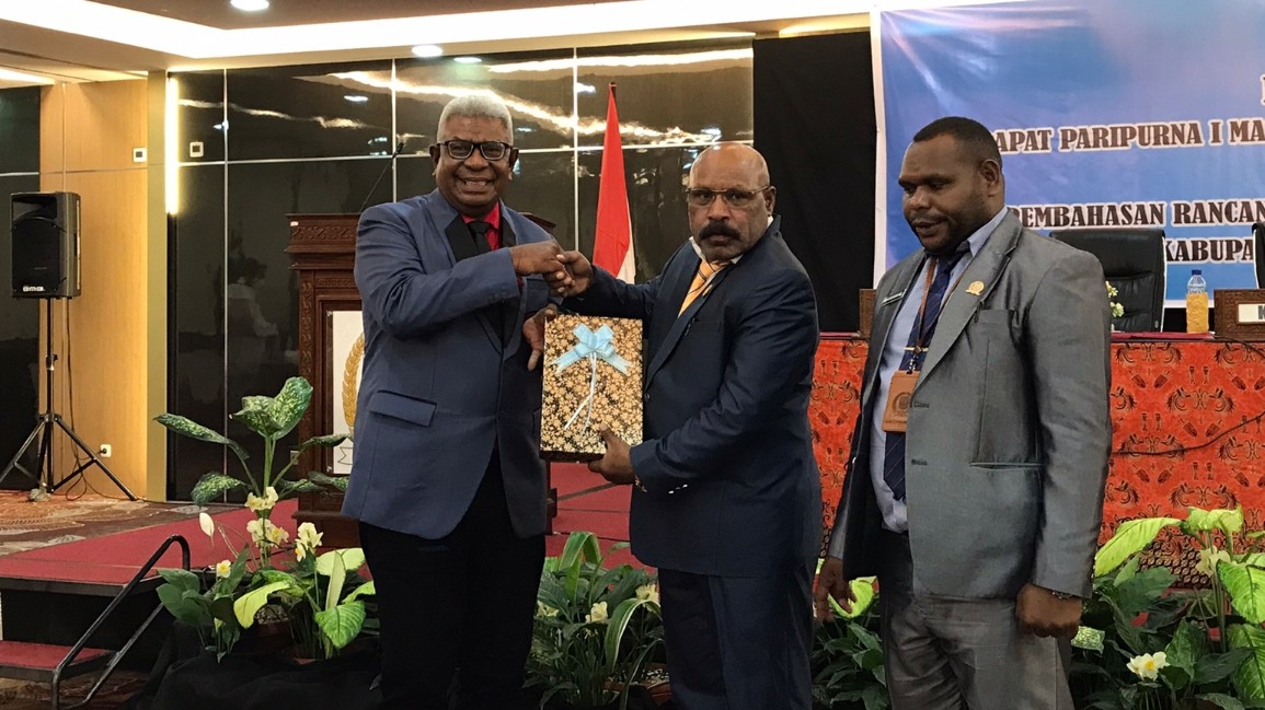 dprd-mimika-rapat-paripurna-bahas-tujuh-raperda-di-hotel
