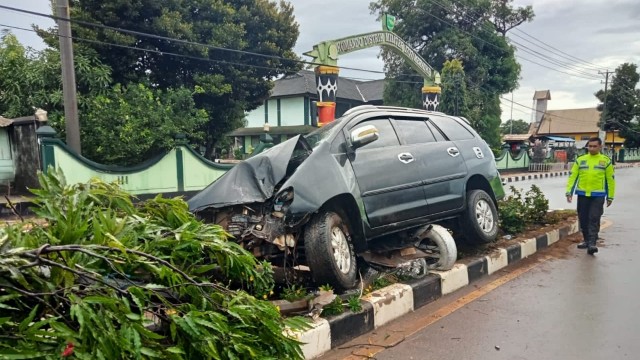 innova-hitam-seruduk-median-jalan-mandala-sopir-kabur