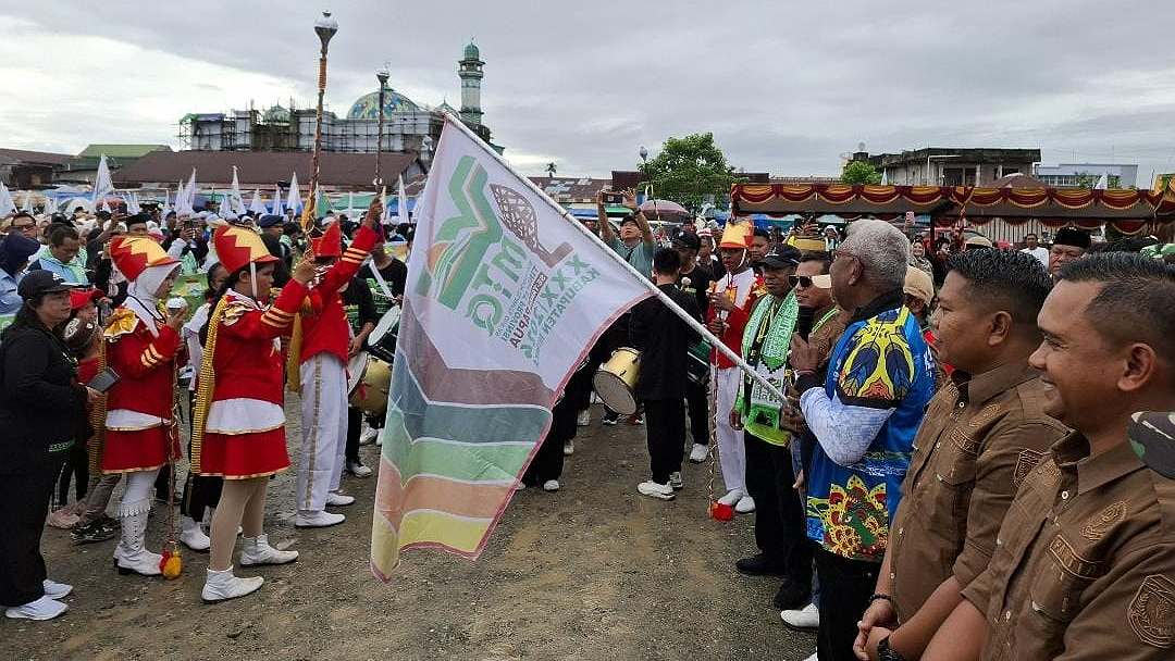 ribuan-warga-ikut-pawai-taaruf-sambut-mtq-xxx-di-mimika