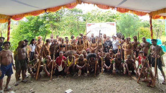 Pegawai Disparbudpora Mimika bersama anggota penari perang-perangan suku Amungme pada Senin (26/6/2024) Foto: Faris/ Papua60detik