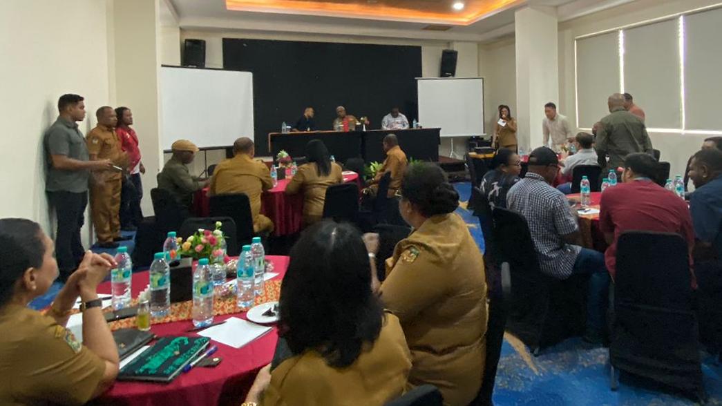 Plt Bupati Mimika, Johannes Rettob didampingi Wakil Presiden Direktur PTFI, Claus Wamafma dan Direktur YPMAK Vebian Magal pada rapat koordinasi, Selasa (23/6/2024). Foto: Faris/ Papua60detik