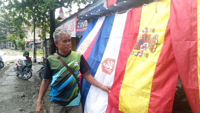 Mang Age di lapaknya. Foto: Martha/Papua60detik