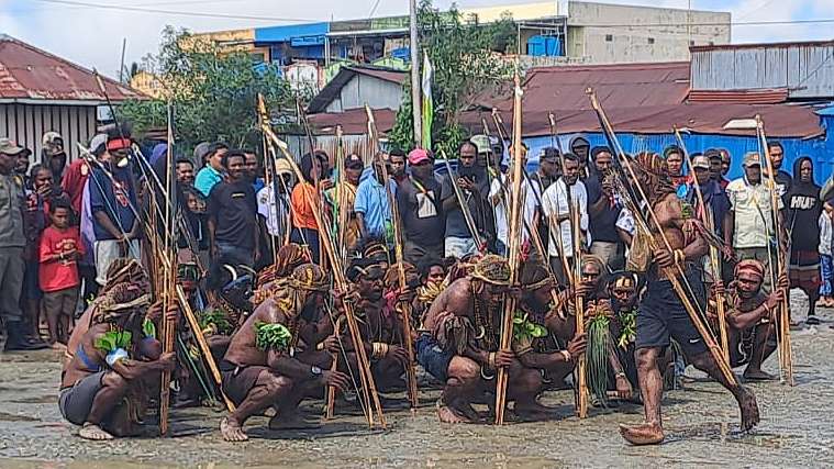 Tarian perang pada Festival Budaya Lokal Amungme Kamoro di Lapangan Eks Pasar Swadaya, Jalan Yos Sudarso, Rabu (26/6/2024). Foto' Istimewa