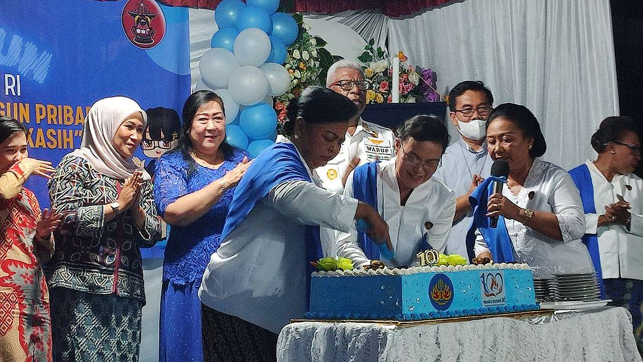 Suasana potong kue ulang tahun WKRI bersama Plt Bupati Mimika, Johannes Rettob. Foto: Martha/Papua60detik