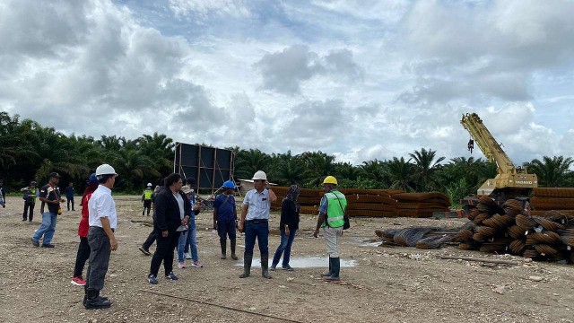 Kadis Tanaman Pangan, Hortikultura, dan Perkebunan, Alice Wanma didampingin Senior Manager PT KBV Meidy Tilaar saat meninjau lokasi pembangunan pabrik, Foto: Faris/Papua60detik