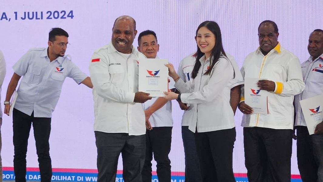 Maximus Tipagau saat menerima surat rekomendasi dari Partai Perindo Pusat. Foto: Istimewa