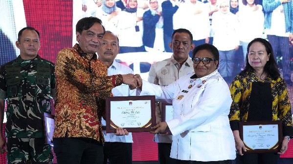 sukses-selenggarakan-pemilu-ribka-haluk-terima-penghargaan-kpu-ri