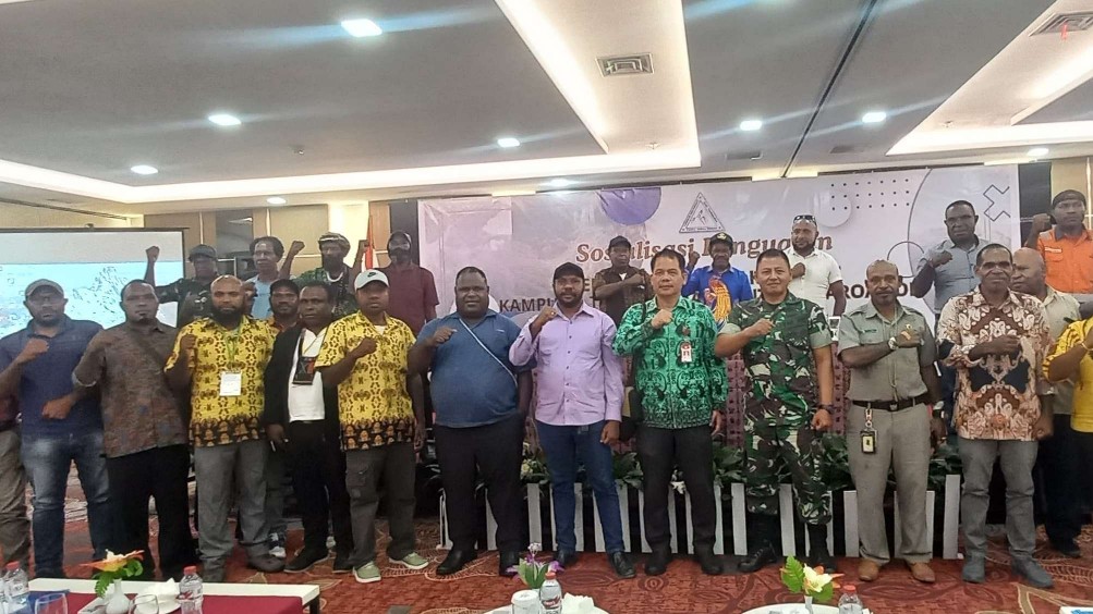 Foto bersama ketua LMA-Tsingwarop dengan tamu undangan, foto: Martha/Papua60detik