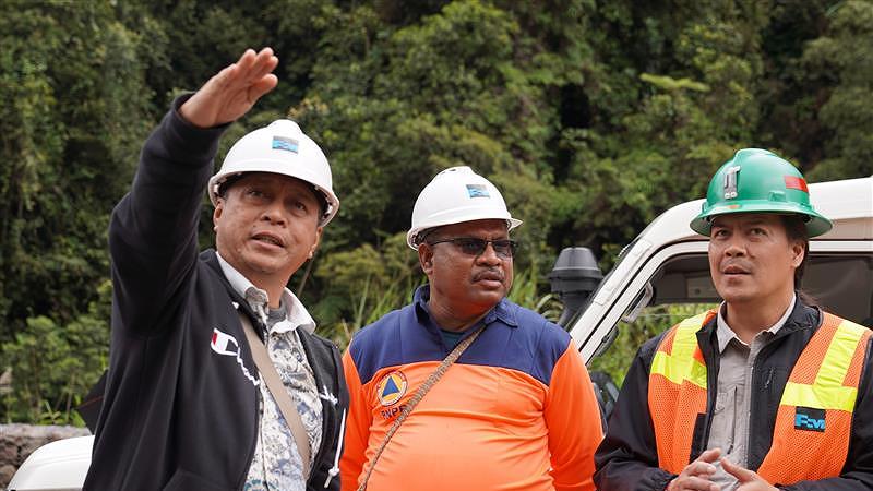Kepala Dinas PUPR Mimika dan Plt Kepala BPBD Mimika bersama tim PTFI, saat melakukan monitoring di Kampung Banti, Distrik Tembagapura, Jumat (5/7/2024), Foto: Corcom PTFI