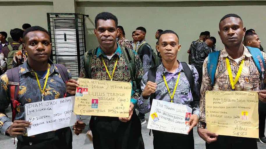 Empat Casis Bintara Polri dari Potowayburu yang dinyatakan lulus, Stevanus Edowai, Alex Rivaldo Wanoma, Beatus Tamotani dan Laurensius Warai. Foto: Istimewa