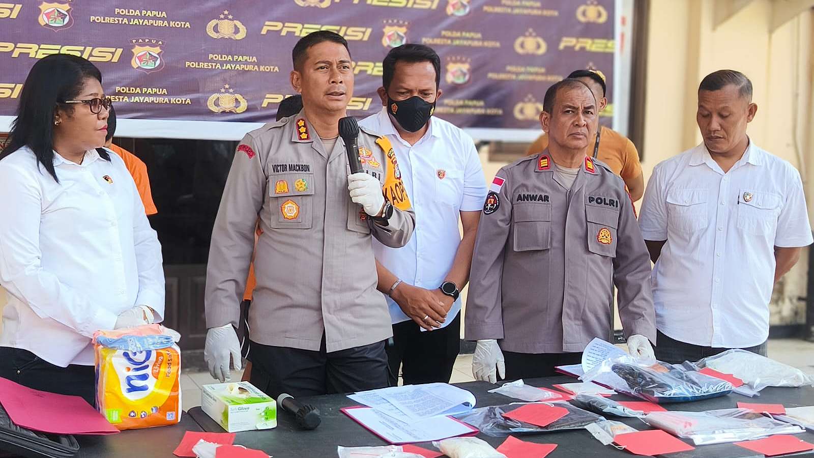 Kapolresta Jayapura, Kombes Pol Victor Mackbon didampingi Kasat Resnarkoba AKP Irene Aronggear pada press rilis pengungkapan kasus narkotika jenis sabu-sabu. Foto: Humas Polda Papua
