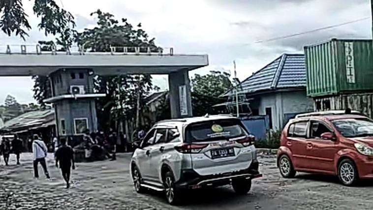 Pintu masuk pelabuhan Pomako. Foto: Eka/Papua60detik