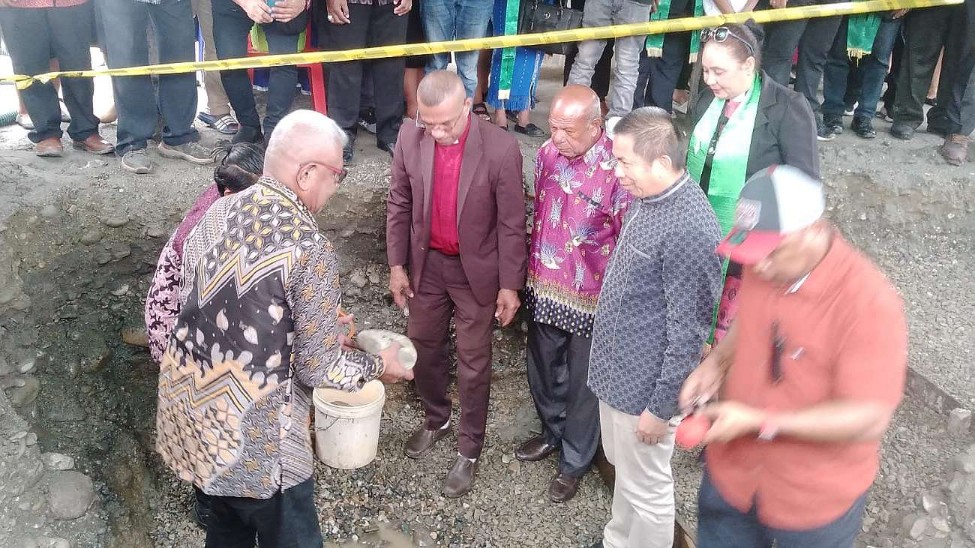 Capt: Plt Bupati Mimika Johannes Rettob meletakkan batu pertama pembangunan gedung serbaguna GKI Ebenhaezer Timika, Jalan Elang, Sabtu (13/07/2024). Foto: Martha/ Papua60detik