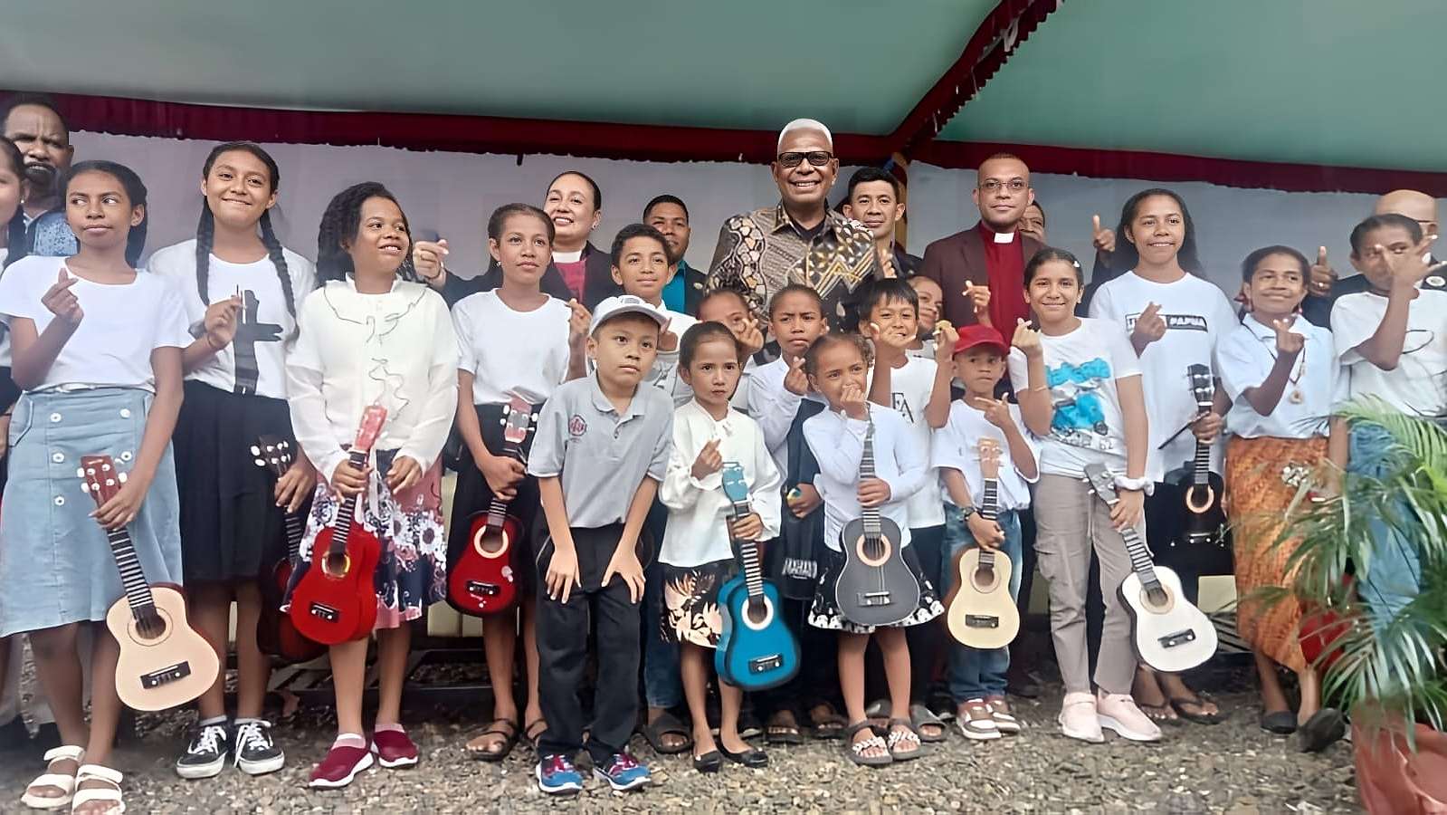 Plt Bupati Mimika, Johannes Rettob bersama grup ukulele sekolah minggu Gereja Ebenhaezer. Foto: Martha/Papua60detik