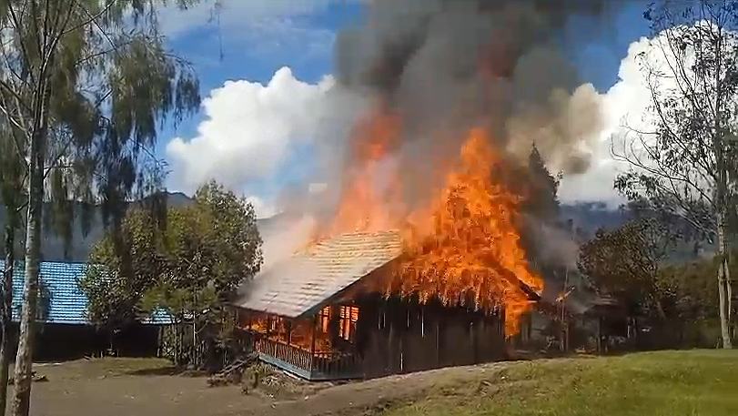 opm-bakar-sekolah-di-pegubin-alasannya-merusak-ideologi-papua-merdeka