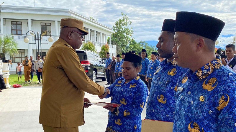 330-pns-pemkab-mimika-terima-sk-pengangkatan