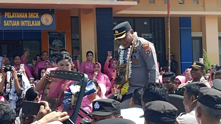 Anggota Polres Mimika mengarak AKBP I Gede Putra sebagai tanda perpisahan. Foto: Eka/ Papua60detik