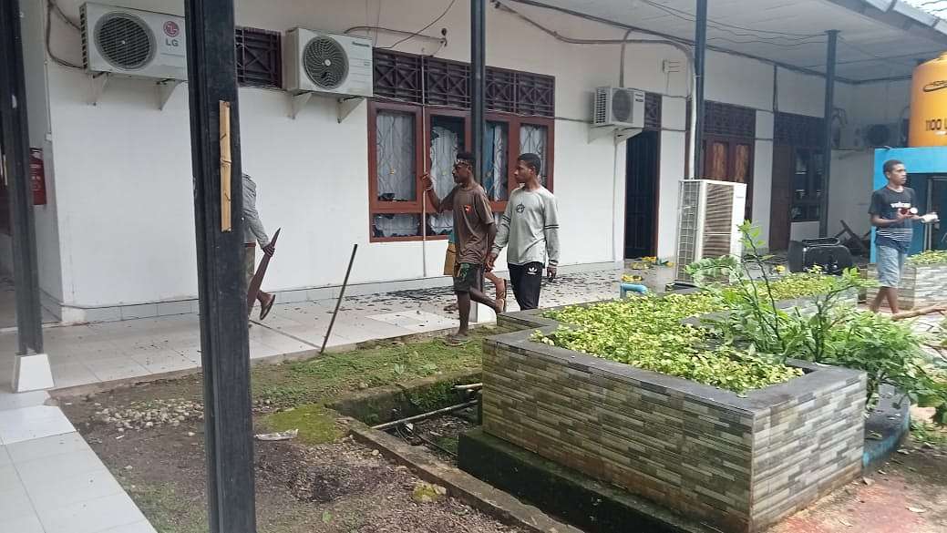 Kantor Bupati Boven Digoel yang sempat jadi sasaran perusakan massa. Foto: Humas Polda Papua