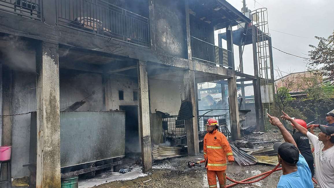 pangkalan-minyak-tanah-di-sp2-terbakar