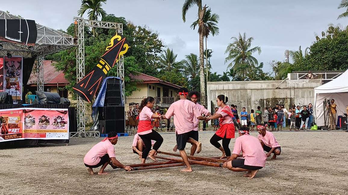 sekelompok muda mudi dari Sanggar Yakarima menampilkan tarian saureka-reka, foto:Martha/Papua60detik