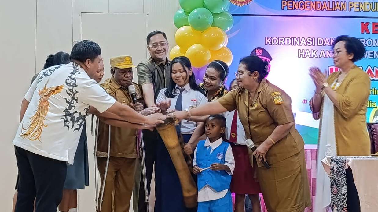 Pj Sekda Mimika Petrus Yumte didampingi perwakilan siswa TK, SD, SMP, SMA pada perayaan Hari Anak Nasional. Foto; Martha/ Papua60detik