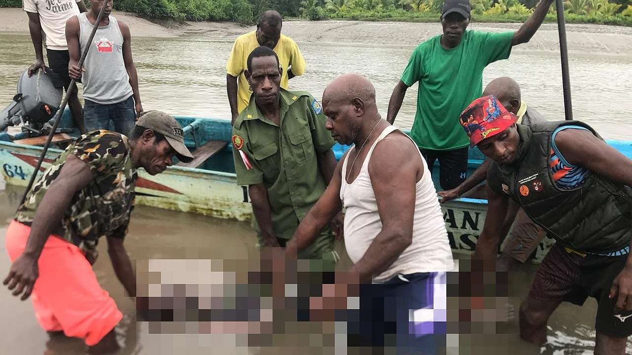 Tim SAR Timika Pos Asmat bersama warga mengevakuasi jenazah nelayan di perairan Uwus Kabupaten Asmat, Rabu (24/7/2024). Foto: Humas SAR Timika