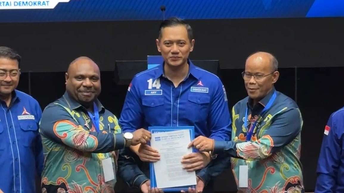 partai-demokrat-dukung-alex-omaleng-yusuf-rombe-maju-di-pilkada-mimika