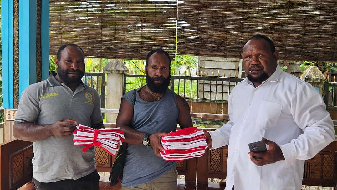 jelang-hut-ri-pemkab-jatah-50-lembar-bendera-merah-putih-di-distrik-tembagapura