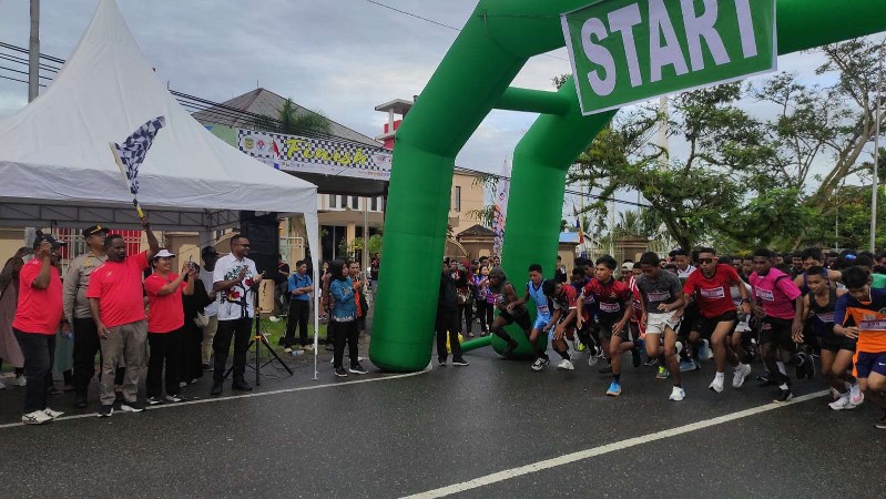 marathon-race-porseni-mimika-diikuti-seribuan-peserta