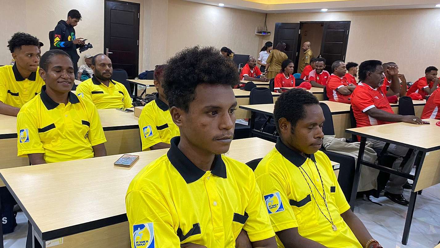 25-oap-ikut-pelatihan-wasit-pelatih-sepak-bola