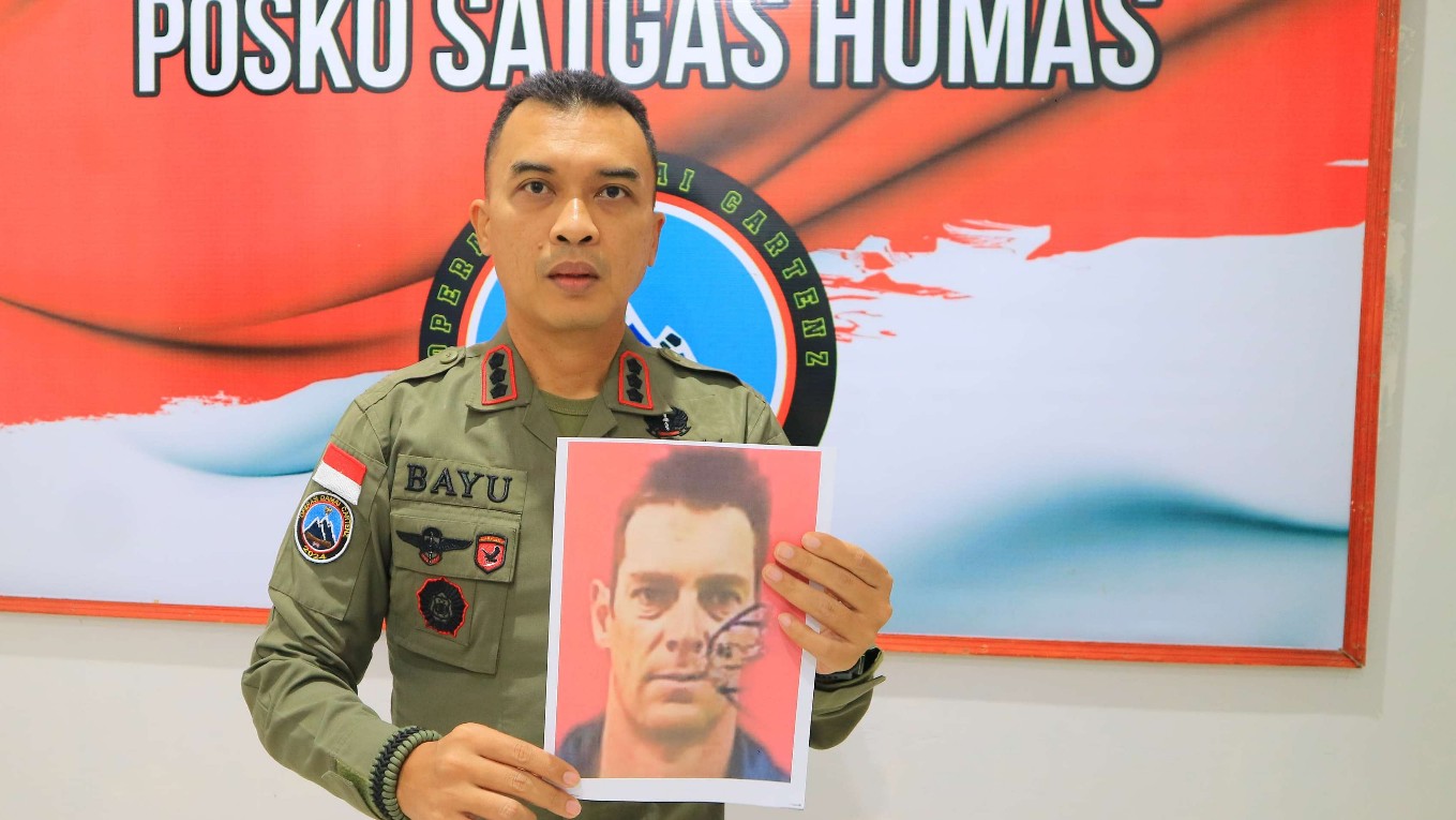 kesaksian-pilot-geoffrey-foster-glen-malcolm-terkulai-di-kursi-helikopter-darah-di-sekujur-tubuh