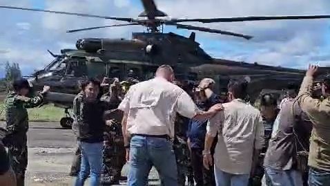 aparat-olah-tkp-dan-sisir-sekitar-lokasi-pembunuhan-pilot-glen-malcolm-di-alama