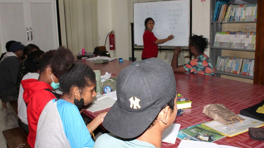 Calon mahasiswa Suku Kamoro dan Suku Amungme mengikuti program bimbingan prakuliah yang diselenggarakan Yayasan Binterbusih di Semarang, Jawa Tengah. Foto: Yayasan Binterbusih