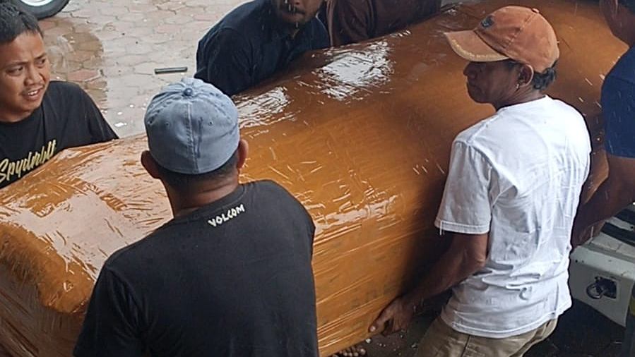 Jenazah Pilot Glen Malcolm Conning tiba di Cargo Bandar Udara Mozes Kilangin, Rabu (7/8/2024). Foto: Eka/ Papua60detik