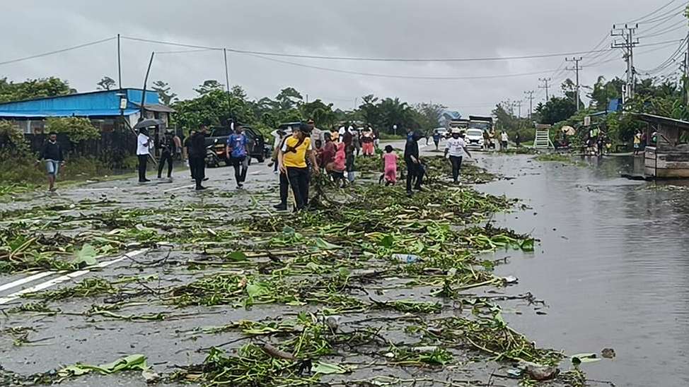 Air dari drainase yang meluap di Jalan Irigasi SP2 -SP5 Timika. Foto: Eka/Papua60detik