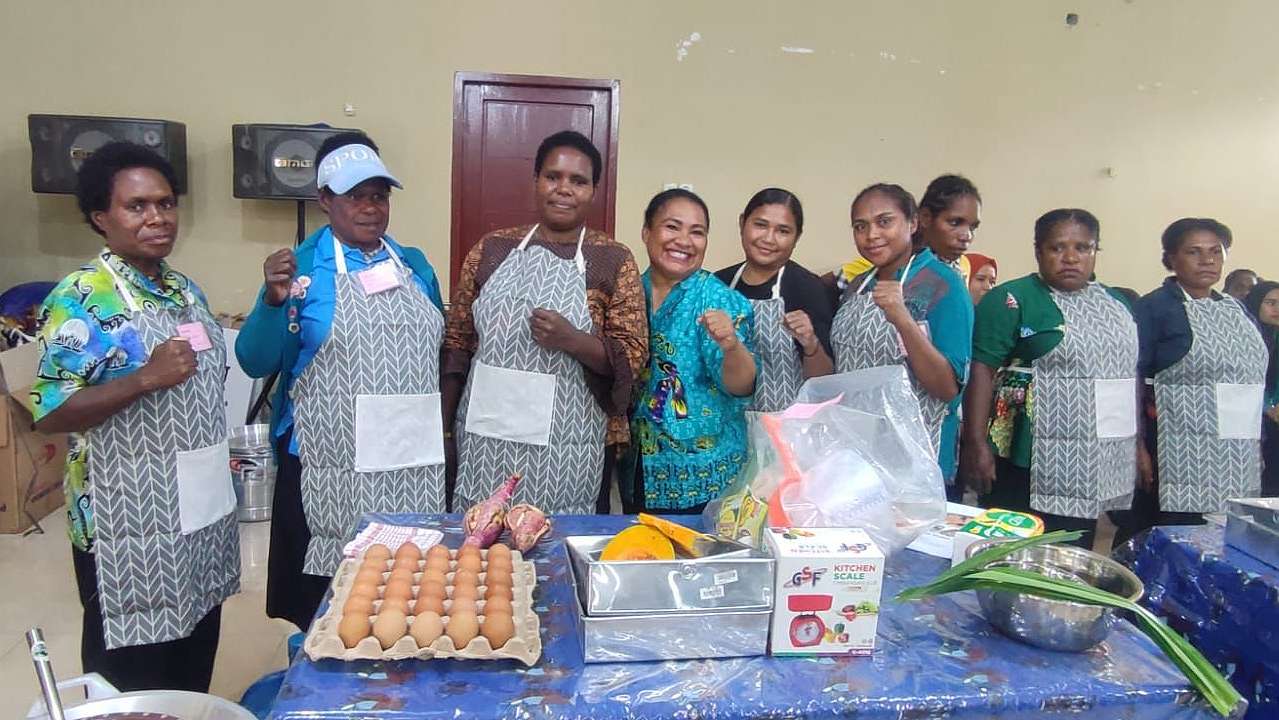 105-mama-mama-papua-dilatih-buat-kue-dari-bahan-lokal