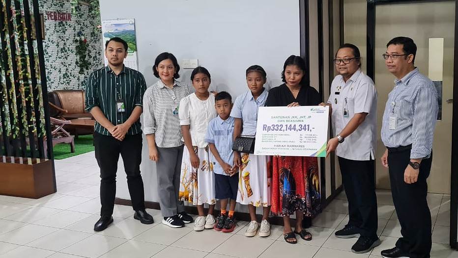 bpjs-ketenagakerjaan-mimika-serahkan-santunan-rp332-juta-ke-korban-kecelakaan-kerja