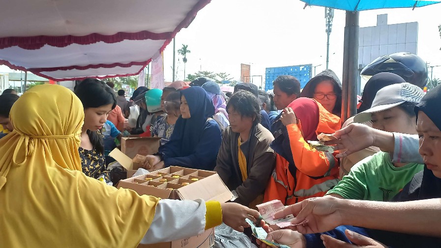 warga-serbu-pasar-murah-di-eme-neme