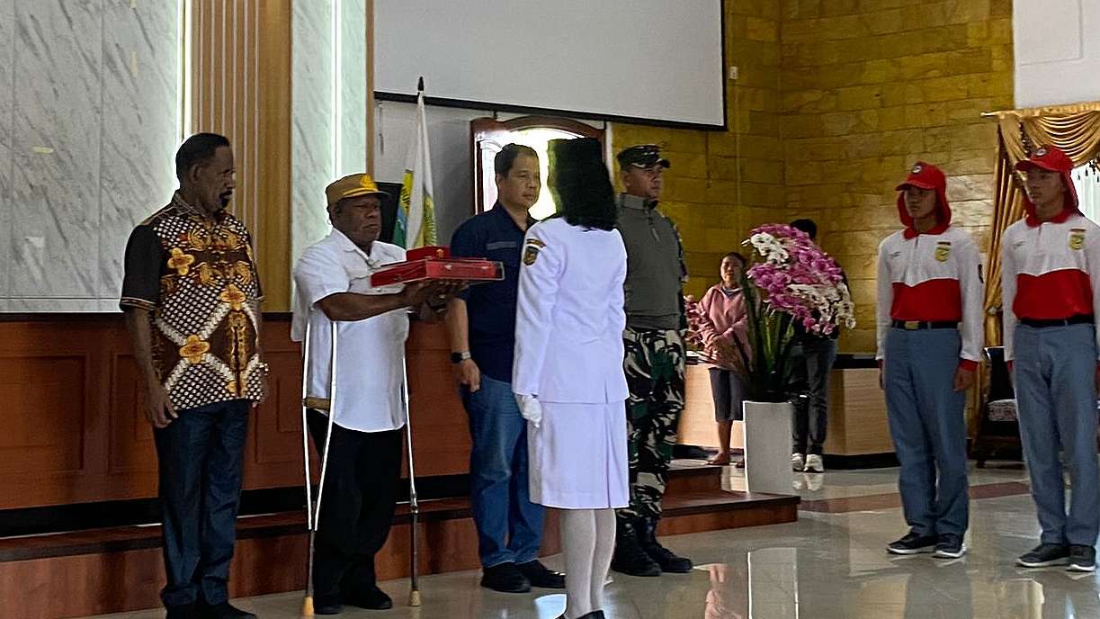 duplikat-bendera-pusaka-tiba-di-timika-dikibarkan-17-agustus-nanti