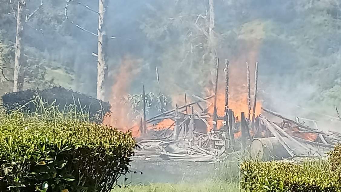 perpustakaan-sekolah-alkitab-di-puncak-terbakar