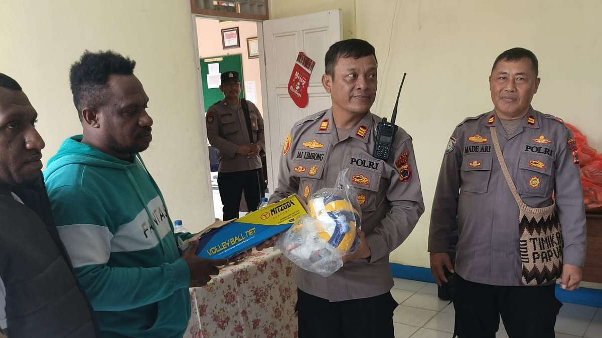 tunaikan-janji-kapolsek-miru-bantu-bola-voli-pemuda-inauga