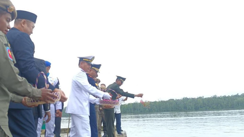 kenang-jasa-pahlawan-pemkab-forkopimda-mimika-tabur-bunga-di-laut-pomako