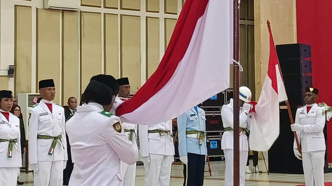 john-rettob-kukuhkan-45-anggota-paskibra-mimika